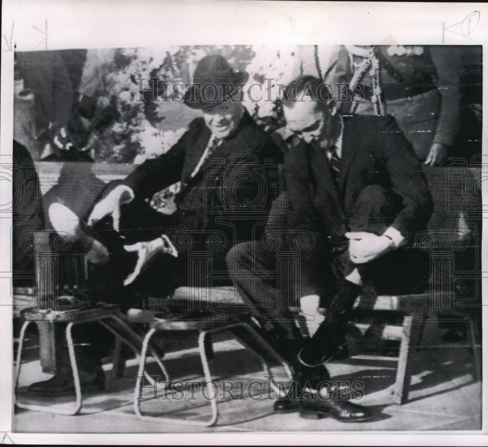 1959 Press Photo Dwight Eisenhower & friend check their shoes - pia06538