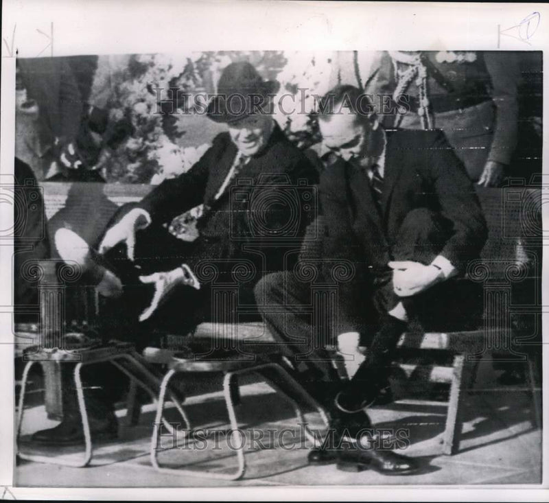 Load image into Gallery viewer, 1959 Press Photo Dwight Eisenhower &amp; friend check their shoes - pia06538
