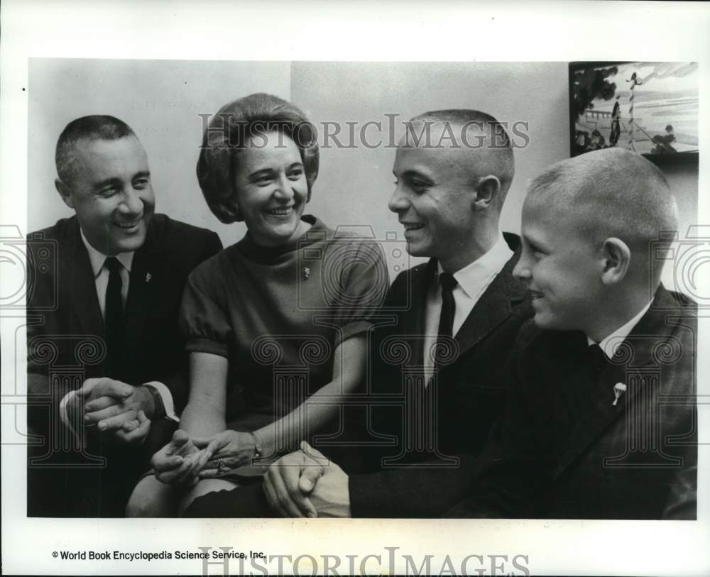 1967 Press Photo Astronaut Gus Grissom and wife Betty with their children in TX
