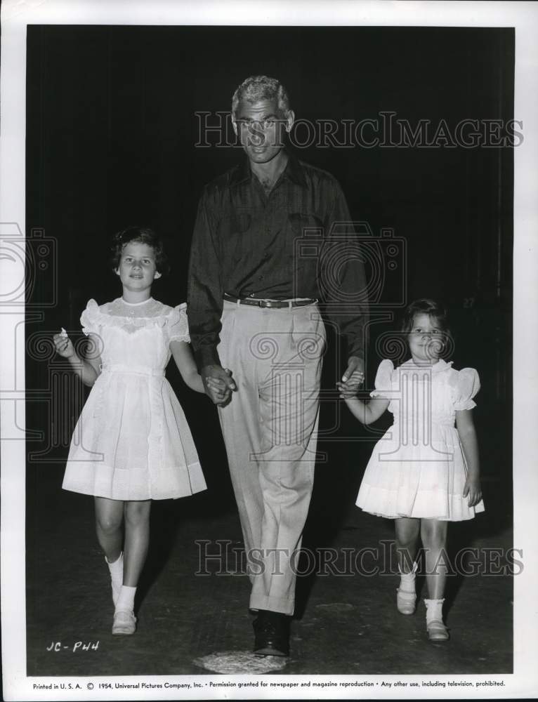 1954 Press Photo Actor Jeff Chandler and his daughters Jamie and Dana.- Historic Images