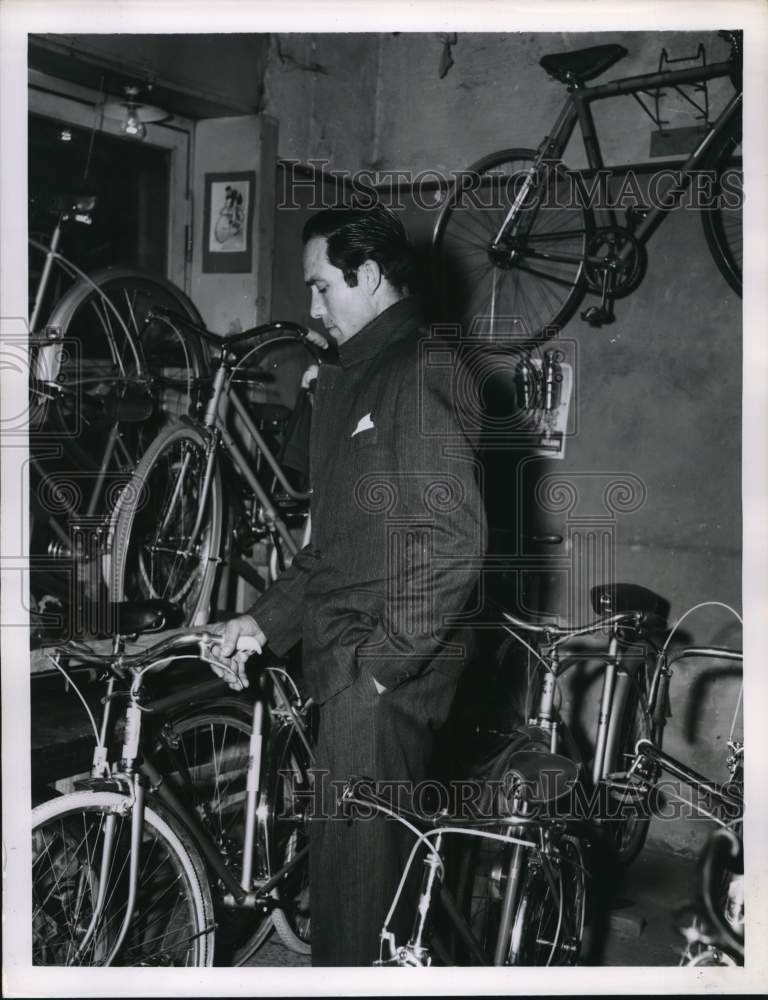1950 Press Photo Former Italian actor Lamberto Maggiorani inspects bike at shop- Historic Images