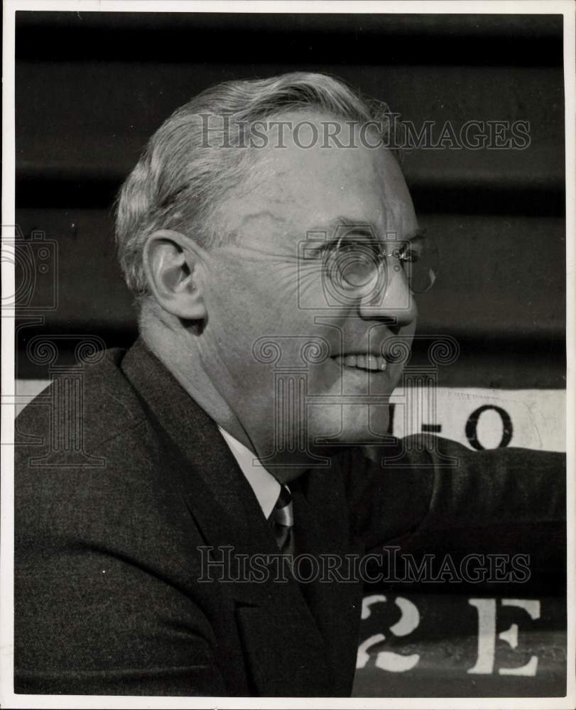 1943 Press Photo Cool Edward S. Evans, President, Evans Products Co., Michigan