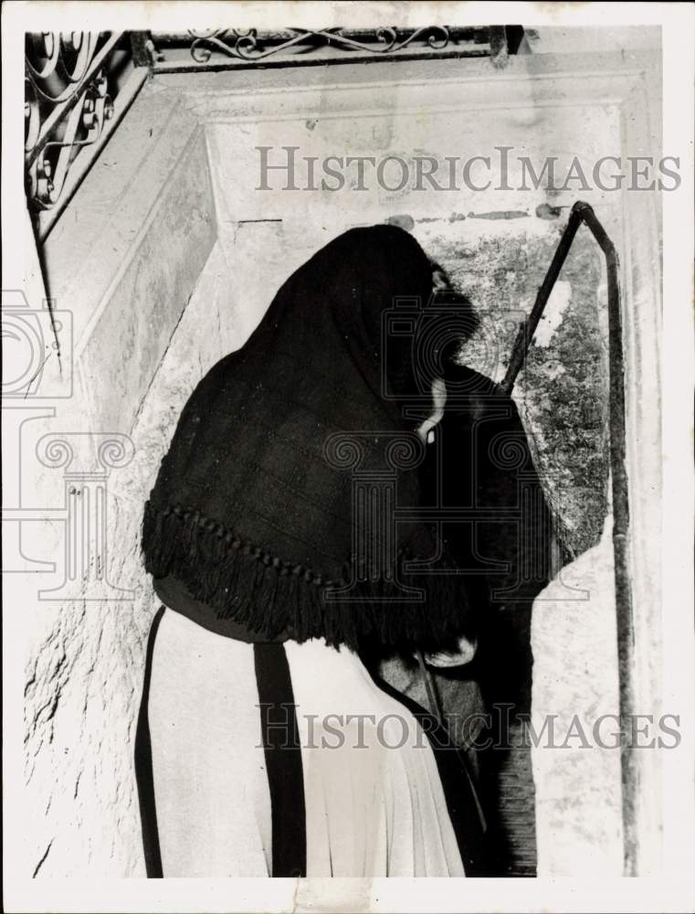 1955 Press Photo Veiled lady in the Holy Land - pia07530- Historic Images