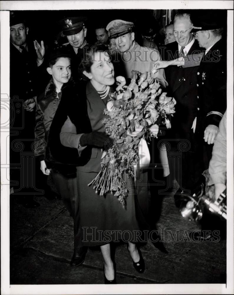 1951 Press Photo General MacArthur with wife and son returning to United States