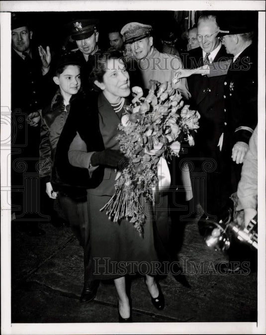 1951 Press Photo General MacArthur with wife and son returning to United States