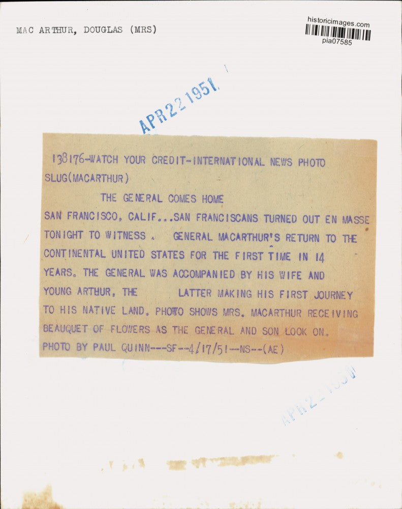 1951 Press Photo General MacArthur with wife and son returning to United States