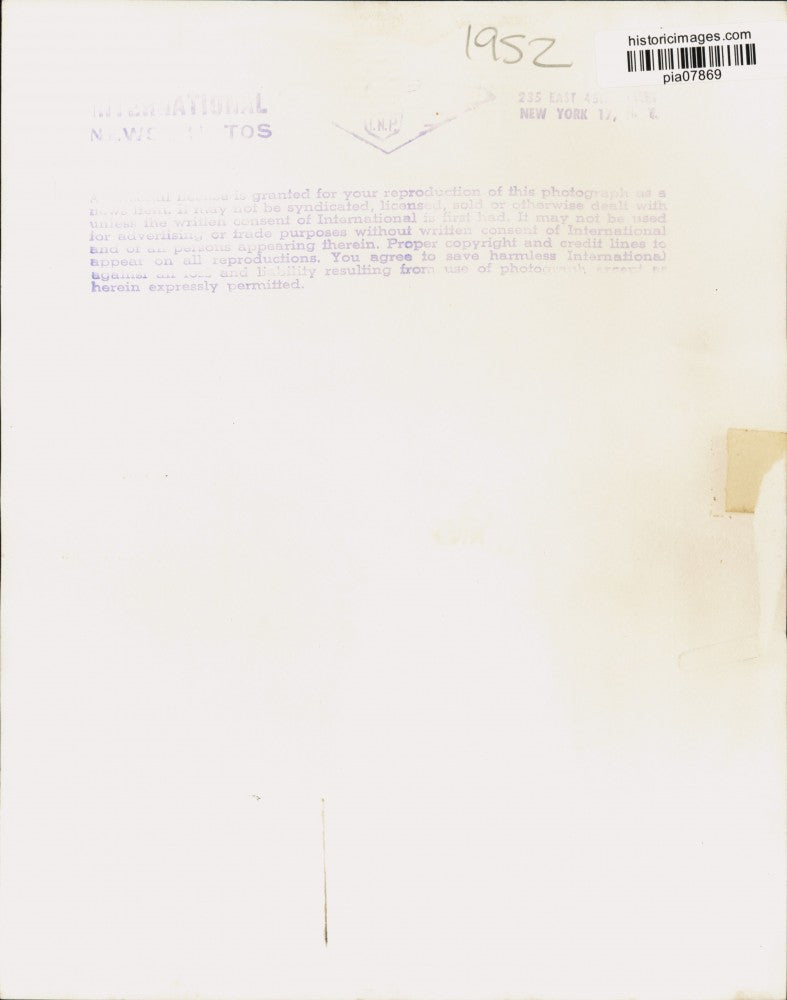 1952 Press Photo Mother monkey nurses baby - pia07869