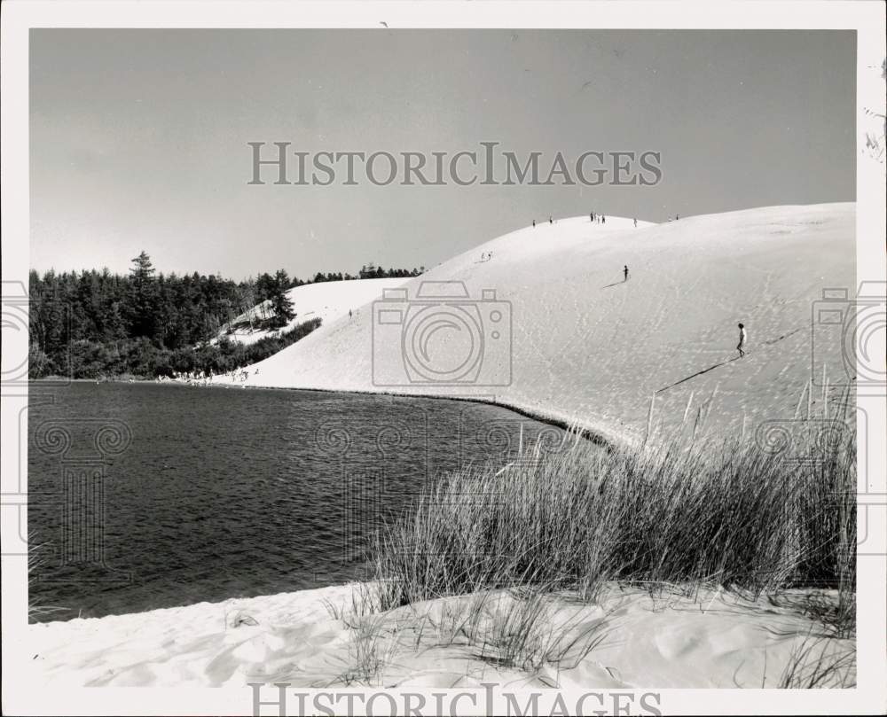 1975 Press Photo People at sand dunes by lake in Cleawox Lake, Oregon