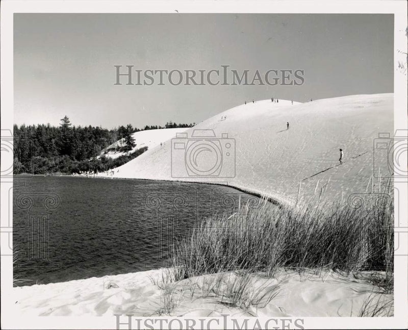 Load image into Gallery viewer, 1975 Press Photo People at sand dunes by lake in Cleawox Lake, Oregon
