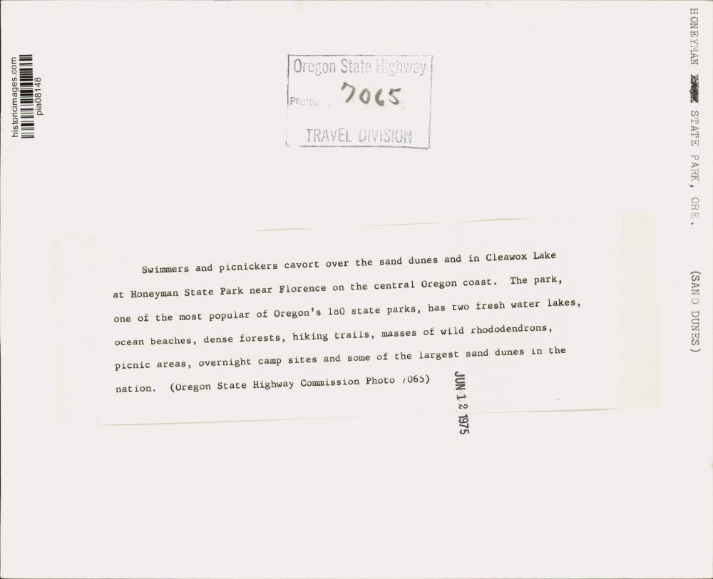 1975 Press Photo People at sand dunes by lake in Cleawox Lake, Oregon