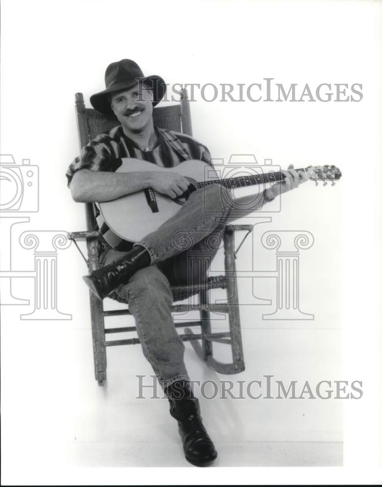 1999 Press Photo Musician Tom Chapin playing a guitar - pia08917- Historic Images