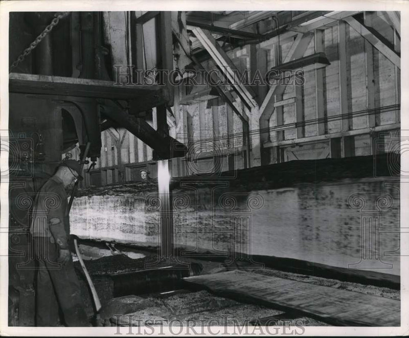 Load image into Gallery viewer, 1954 Press Photo West coast sawyer opens up Douglas fir logs to check quality
