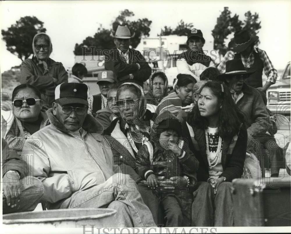 1981 Press Photo Navajo Indians during tribal meeting in Cactus Valley, Arizona