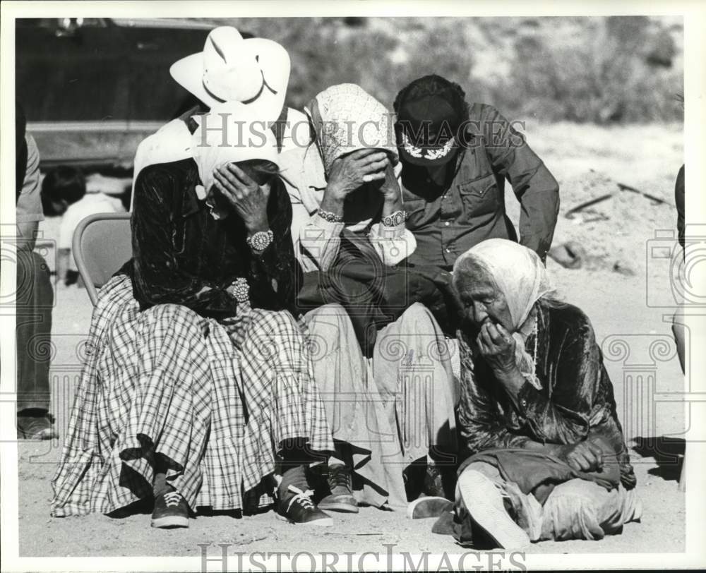 1981 Press Photo Navajo women weep during relocation meeting, Cactus Valley, AZ