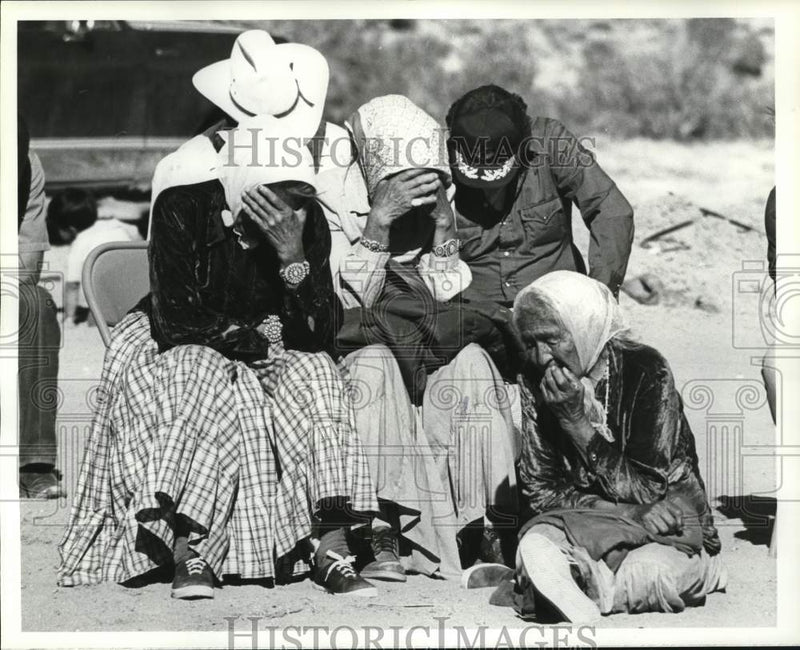Load image into Gallery viewer, 1981 Press Photo Navajo women weep during relocation meeting, Cactus Valley, AZ
