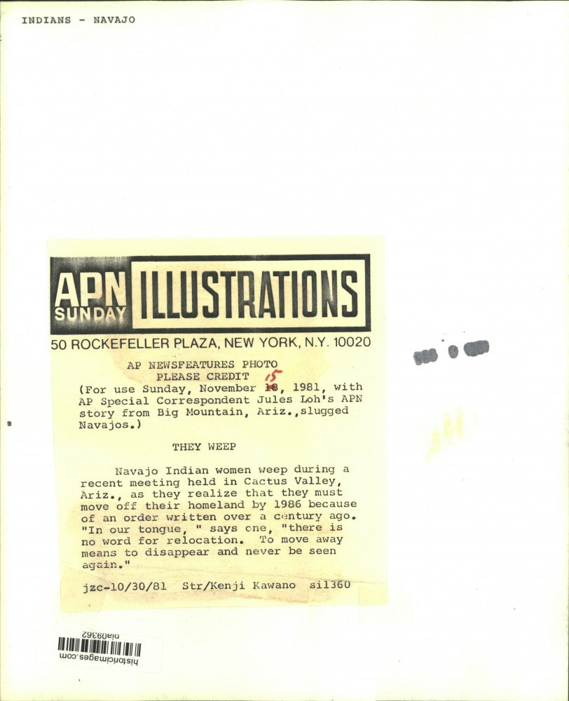 1981 Press Photo Navajo women weep during relocation meeting, Cactus Valley, AZ