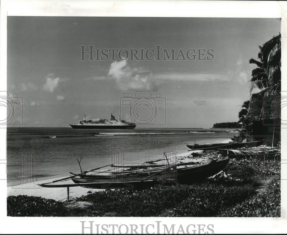 1978 Press Photo View of cruise ship from beach in Indonesia - pia09363