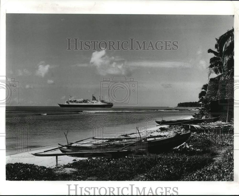 Load image into Gallery viewer, 1978 Press Photo View of cruise ship from beach in Indonesia - pia09363

