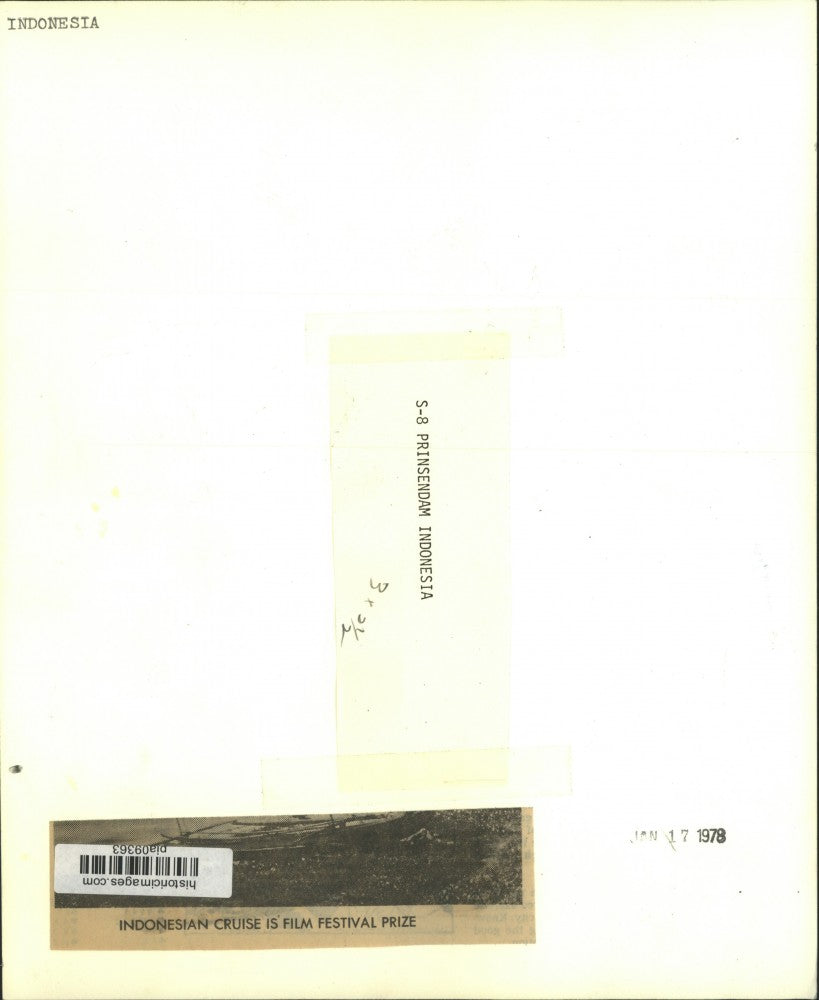 1978 Press Photo View of cruise ship from beach in Indonesia - pia09363