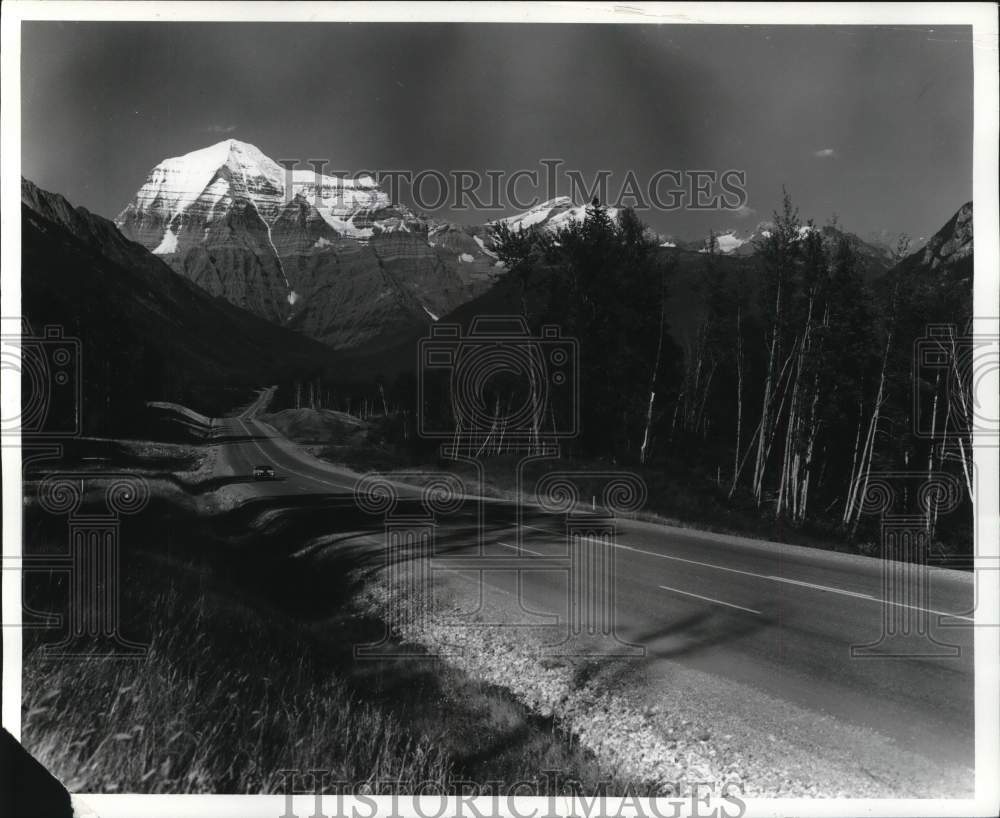 1972 Press Photo Yellowhead route by Mt. Robson in British Columbia - pia09621- Historic Images