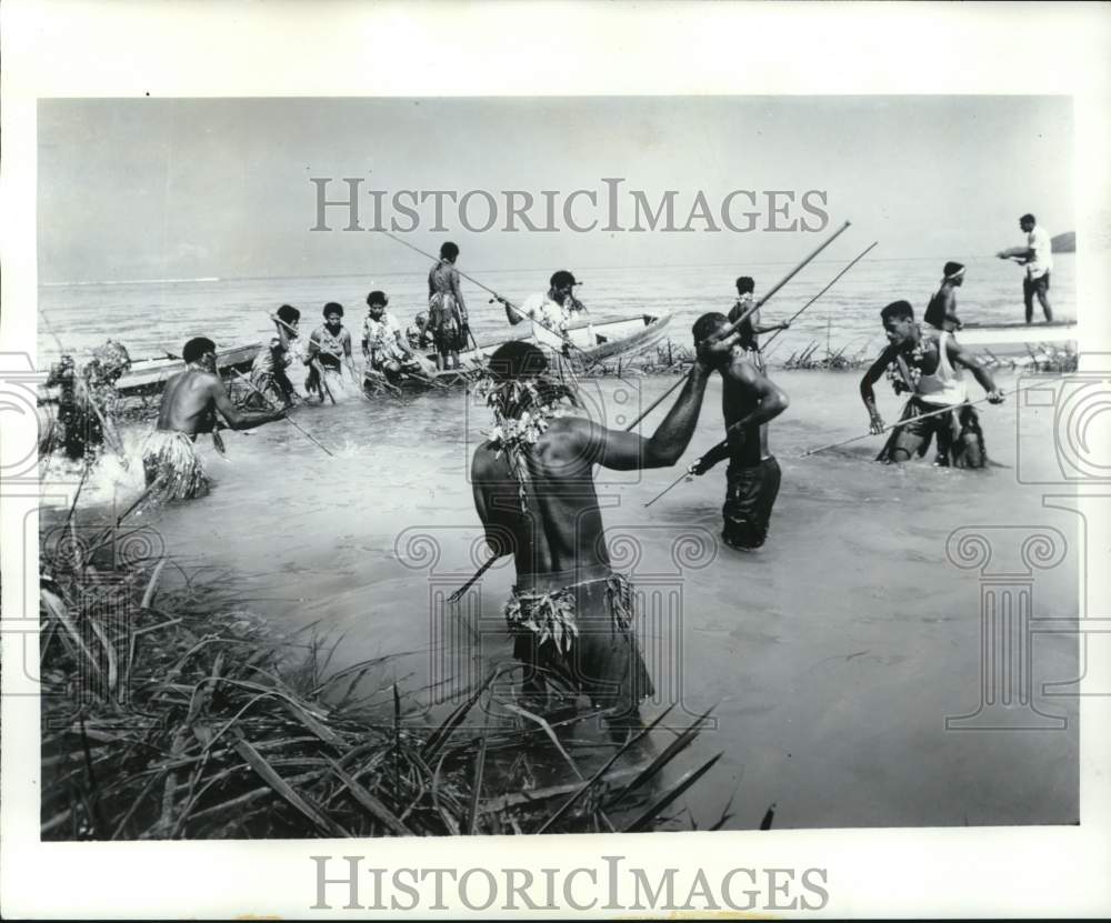 1970 Press Photo Natives spear fishing in Fiji - pia09657