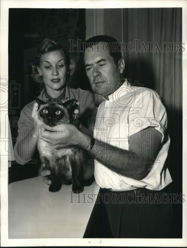 1956 Press Photo Frank Lovejoy, wife actress Joan Banks &amp; pet cat &quot;Sandra in CA- Historic Images