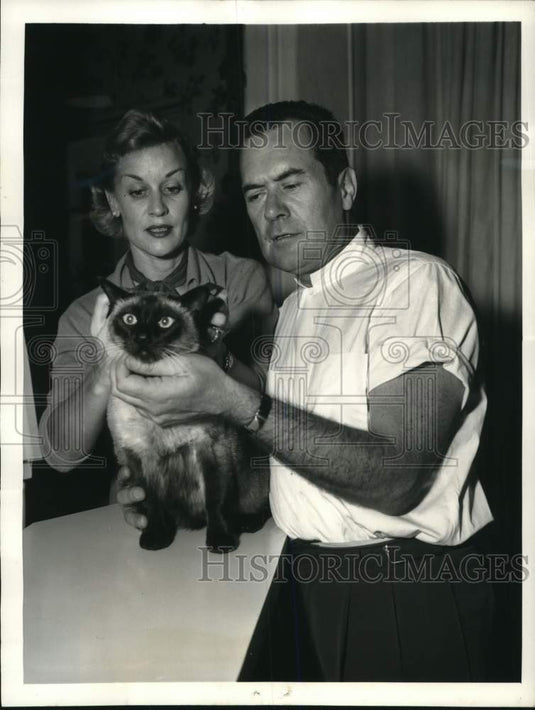 1956 Press Photo Frank Lovejoy, wife actress Joan Banks & pet cat 