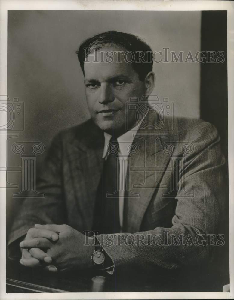 1946 Press Photo &quot;The Great Challenge&quot; book author Louis Fisher - pia09984- Historic Images