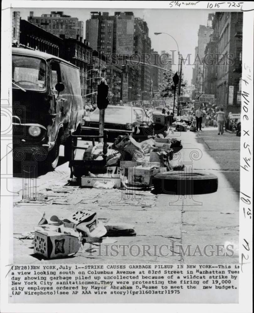 1975 Press Photo Uncollected garbage on street during wildcat strike in New York