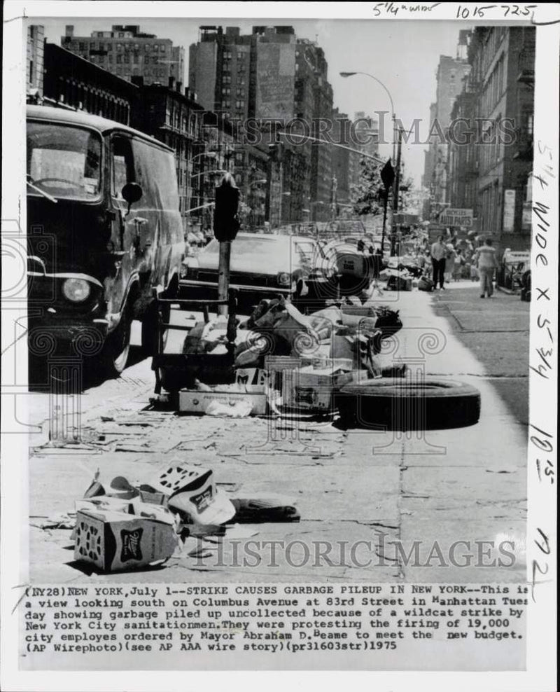Load image into Gallery viewer, 1975 Press Photo Uncollected garbage on street during wildcat strike in New York
