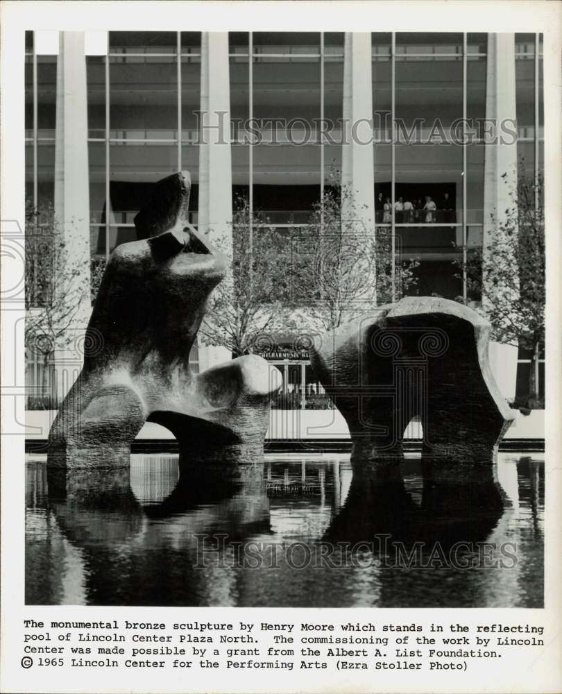 1965 Press Photo Henry Moore&#39;s Bronze sculpture by Lincoln Center Plaza in NY- Historic Images