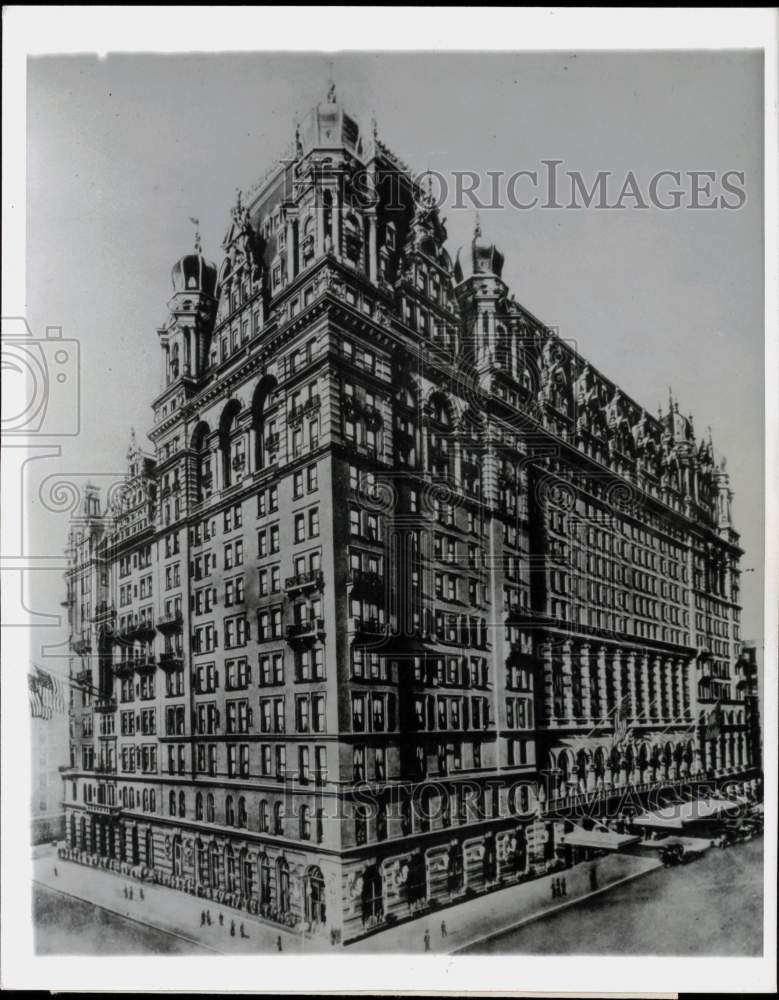 1945 Press Photo Old Waldorf-Astoria Hotel building by Fifth Avenue in New York