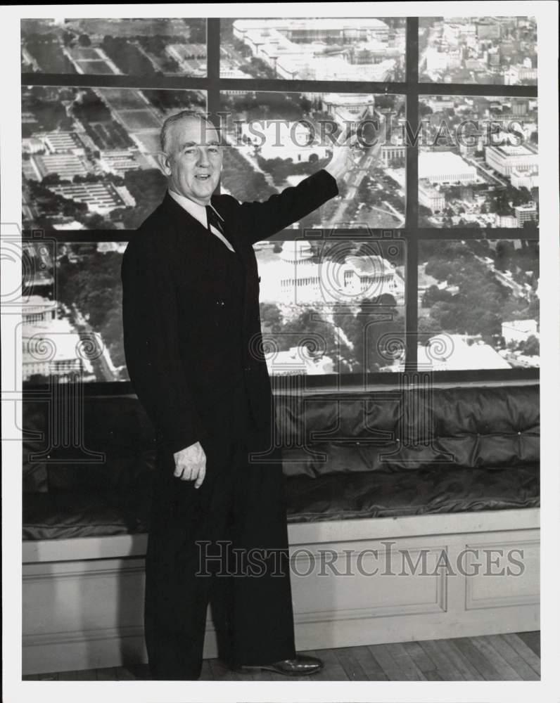 1953 Press Photo Reporter Bill Henry points to "Window on Washington" on TV show