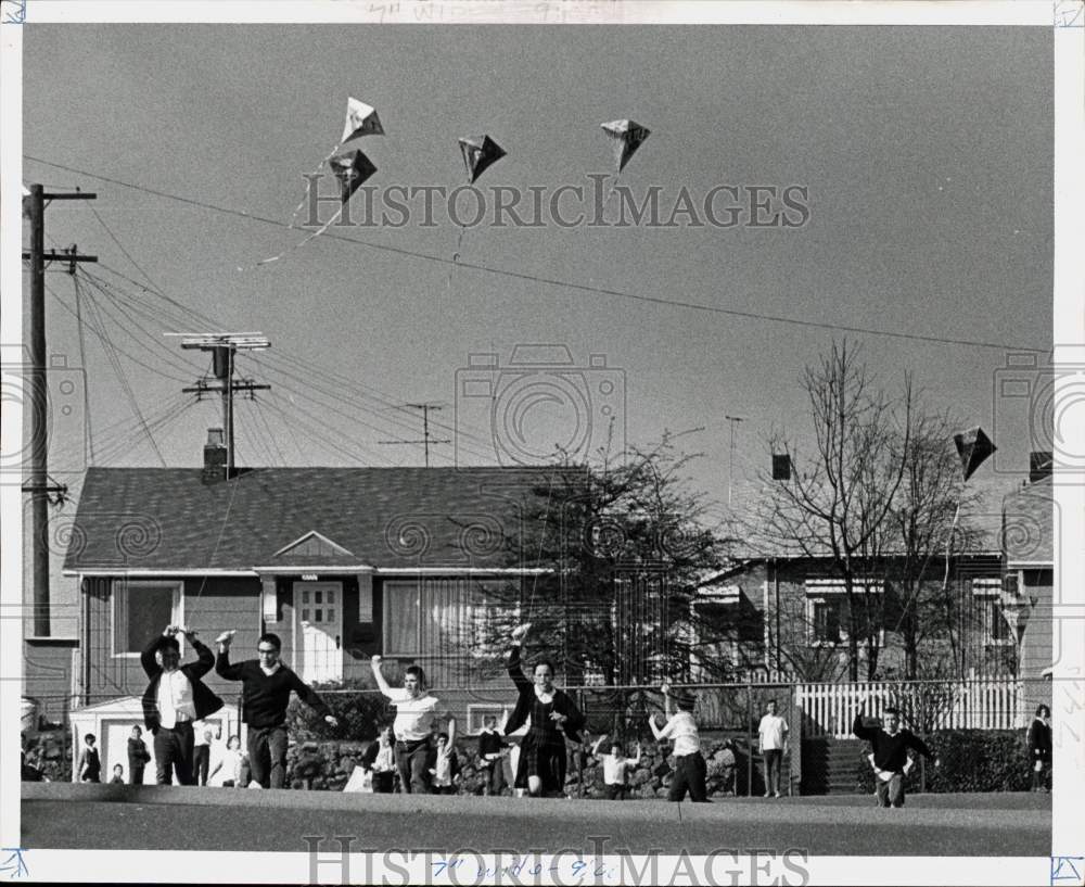 1969 Press Photo Holy Rosary School students in a kite-flying contest- Historic Images