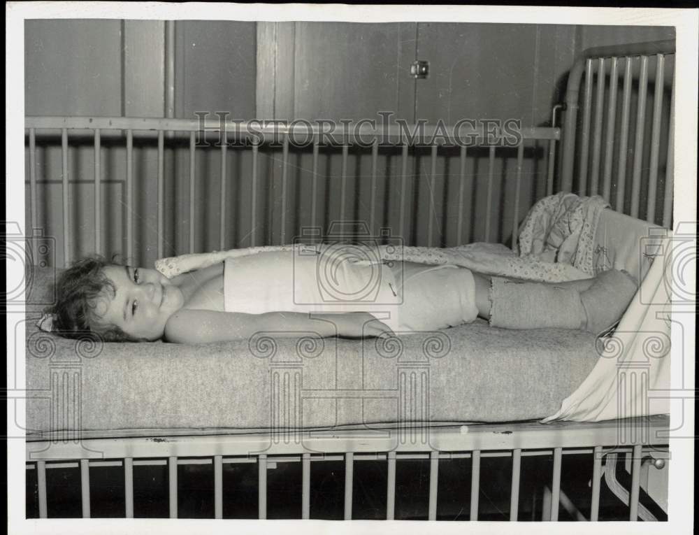 1943 Press Photo Sara Siebring's legs treated by Sister Kenny's "hot packs"