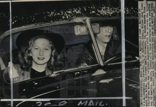 1947 Press Photo Carmelo J Catanio & bride Amalia Salamone in car, Massachusetts- Historic Images