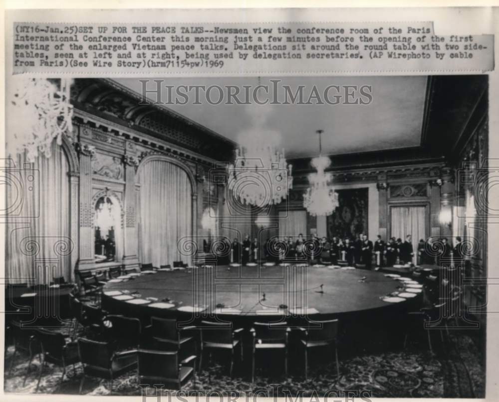 1969 Press Photo Newsmen, Paris International Conference Center, Vietnam War