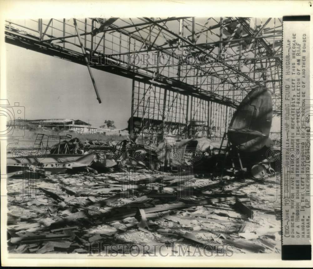 1942 Press Photo Japanese bombs Darwin, Australia, World War II - pim02424