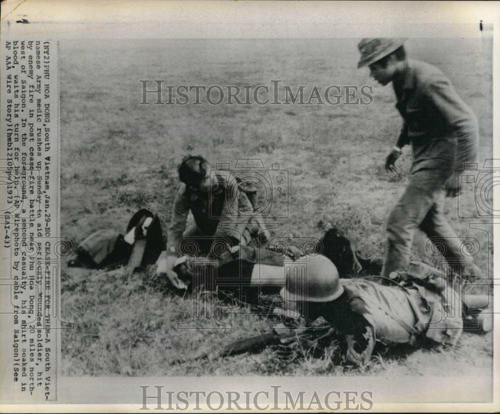 1973 Press Photo South Vietnamese Army medic treats wounded at Phu Hoa Dong- Historic Images