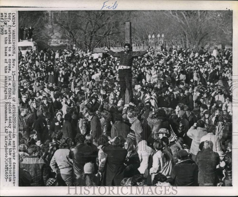 Load image into Gallery viewer, 1969 Press Photo Anti-war demonstration at Washington Monument in Washington, DC
