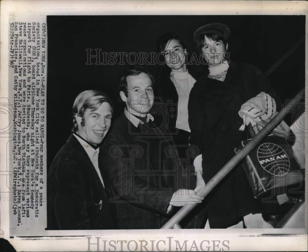 1967 Press Photo Peace activists board airplane in New York for flight to France