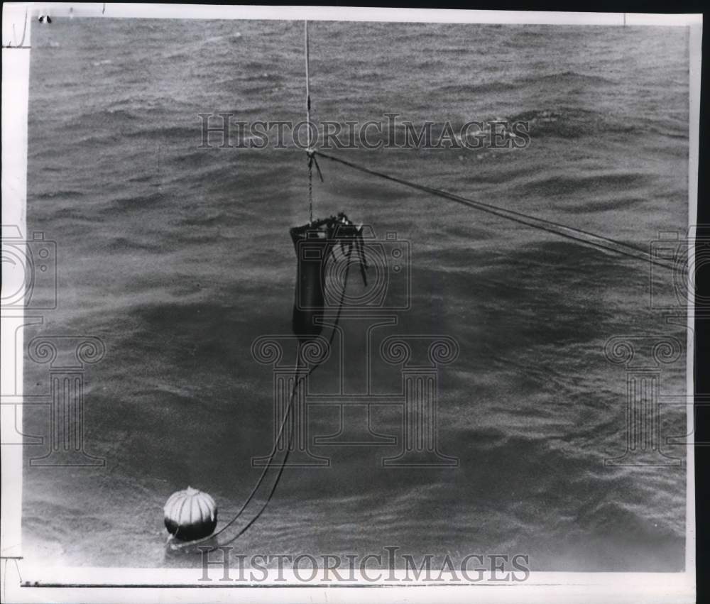 1959 Press Photo US Air Force recovers nose cone of Thor-Able missile from ocean- Historic Images