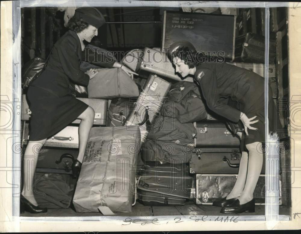 1945 Press Photo Billie Partridge & Mary Milam check baggage for trip to Europe