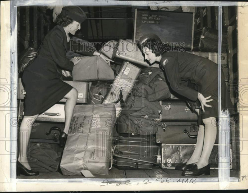 Load image into Gallery viewer, 1945 Press Photo Billie Partridge &amp; Mary Milam check baggage for trip to Europe
