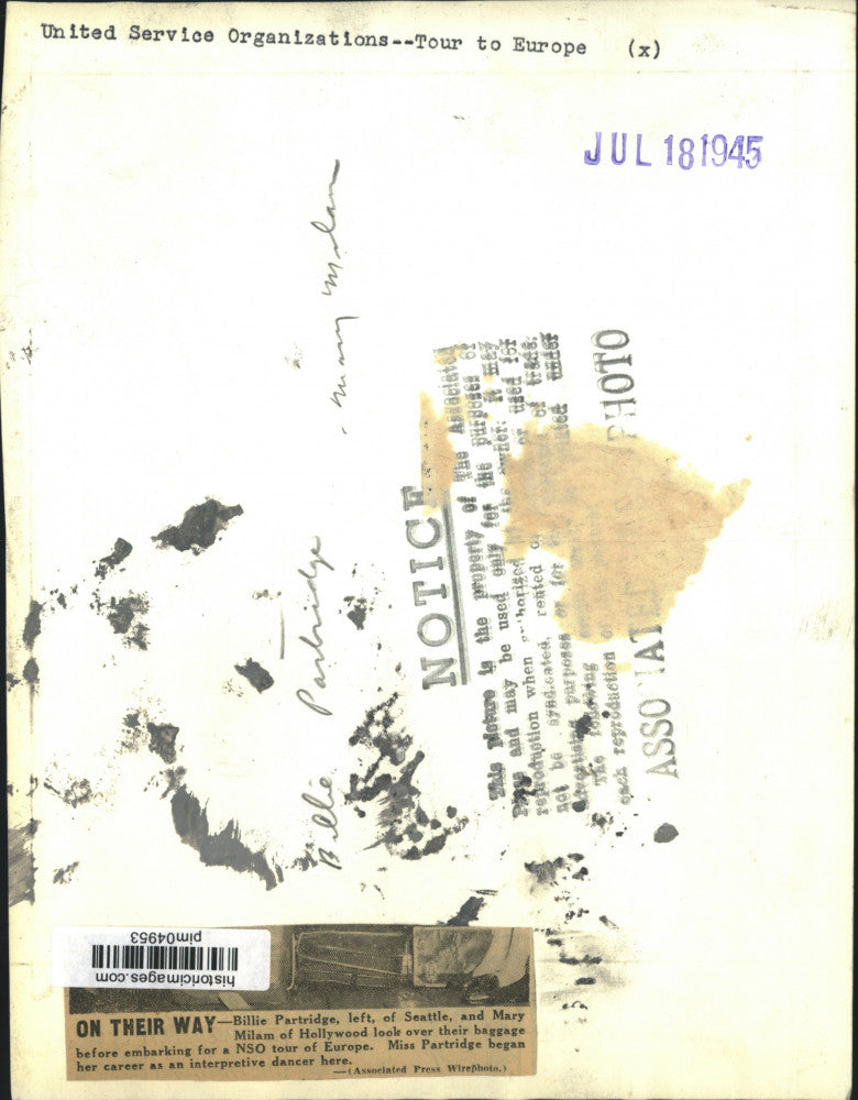 1945 Press Photo Billie Partridge & Mary Milam check baggage for trip to Europe