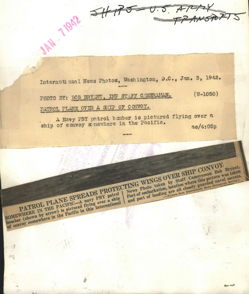 1942 Press Photo US Navy PBY patrol bomber overflies Pacific convoy in WWII