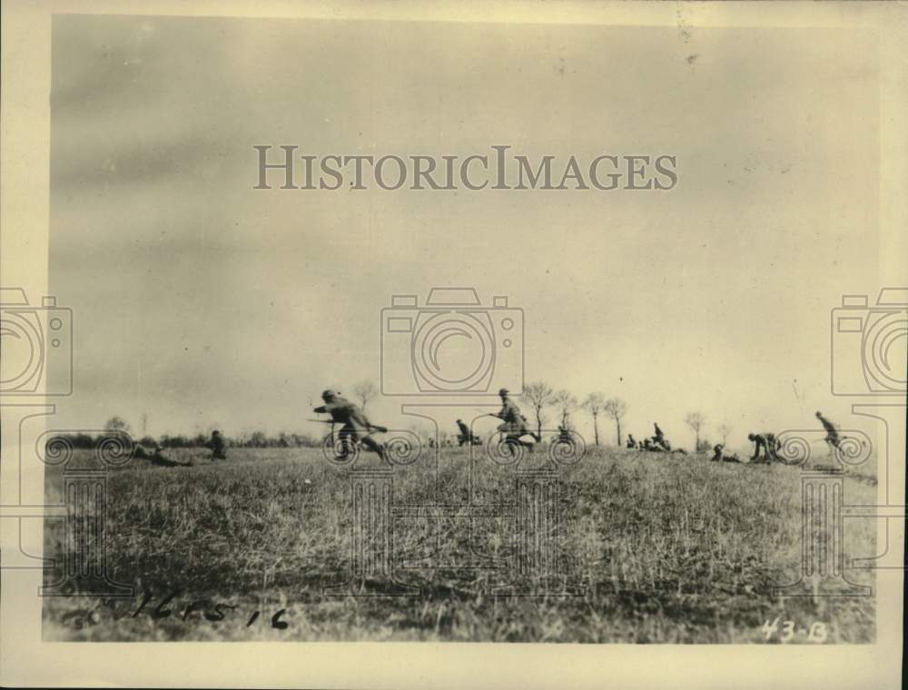 1931 Press Photo US soldiers advancing under fire on World War I battlefield- Historic Images