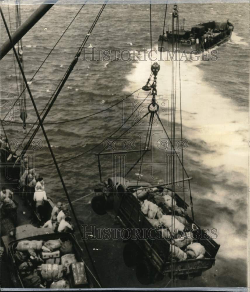 1943 Press Photo US Army truck lowered to landing craft at Rendova in WWII- Historic Images