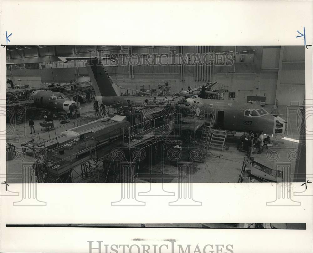 1990 Press Photo Employees work on De Havilland "Dash 8" airplane - pim08977