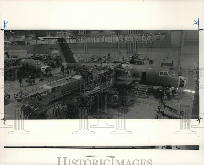 Load image into Gallery viewer, 1990 Press Photo Employees work on De Havilland "Dash 8" airplane - pim08977

